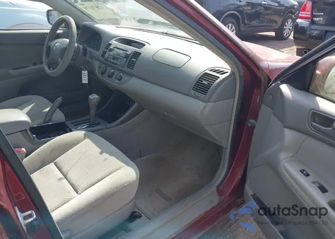 2004 Toyota Camry Le V6 z USA, uszkodzony, nr VIN 4T1BF32K94U072901